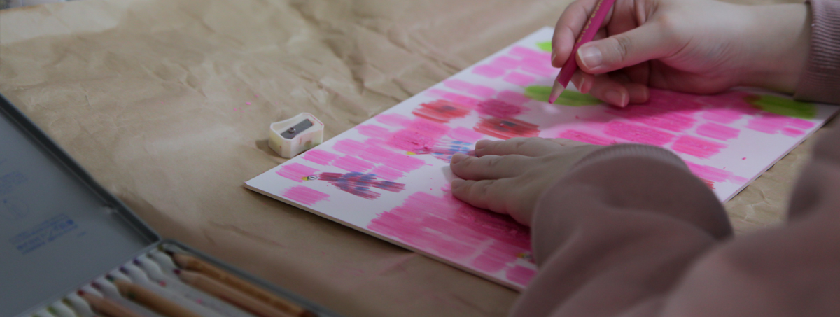 作業所で絵を描く女性