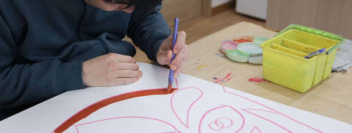 絵を描く男性の施設利用者